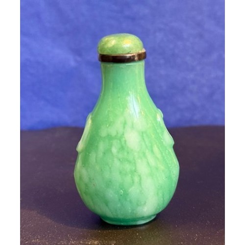 Glass snuff bottle imitating the jadeite emerald color - 19th century -
H 5,8cm